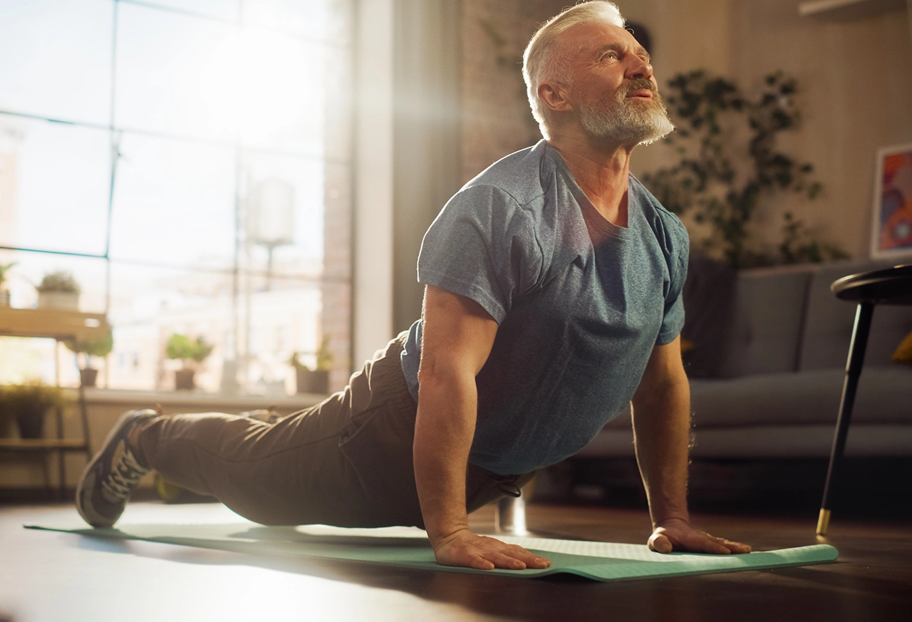 Frau entspannt beim Yoga zu Hause